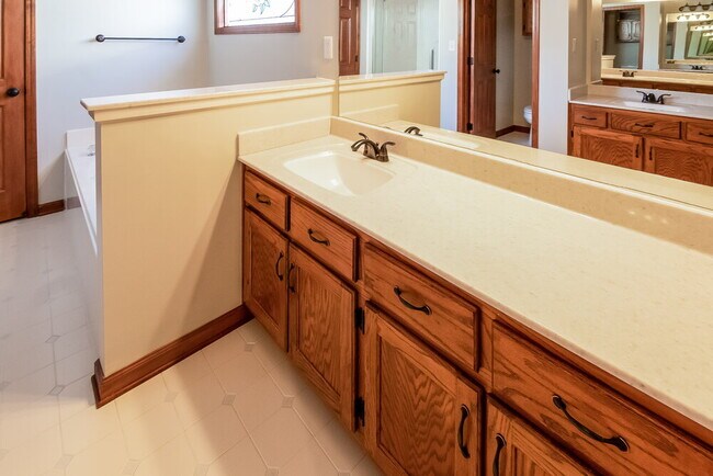 Building Photo - 7182 Golden Oaks Loop E