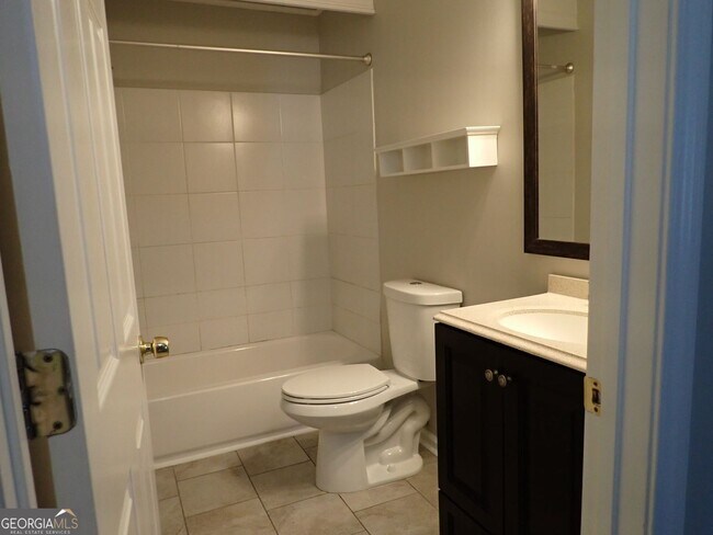 Building Photo - 827 Sinclair Way