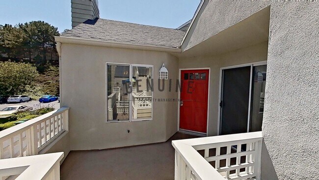 Building Photo - Charming 1Bd Upstairs Condo w/ Den & Garage
