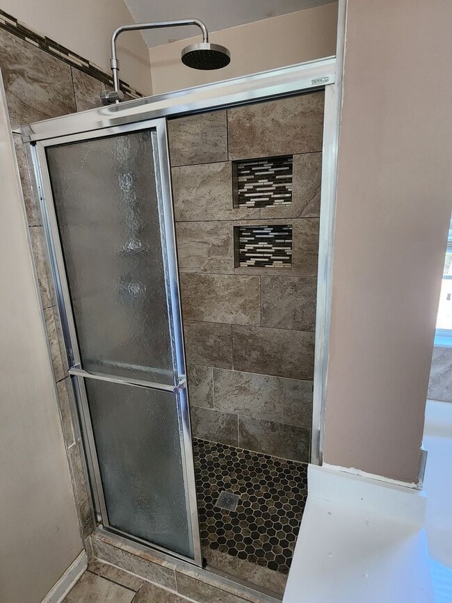 Building Photo - BEAUTIFUL 5 BEDROOM 3 BATHROOM HOUSE FOR RENT