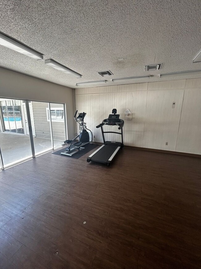 Building Photo - Beautiful 2/2 Condo Located in Hunters Res...