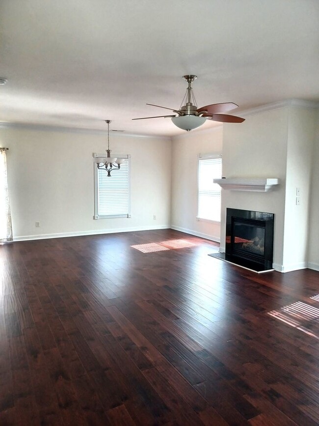 Building Photo - Spacious 4 Bedroom in Chics Beach