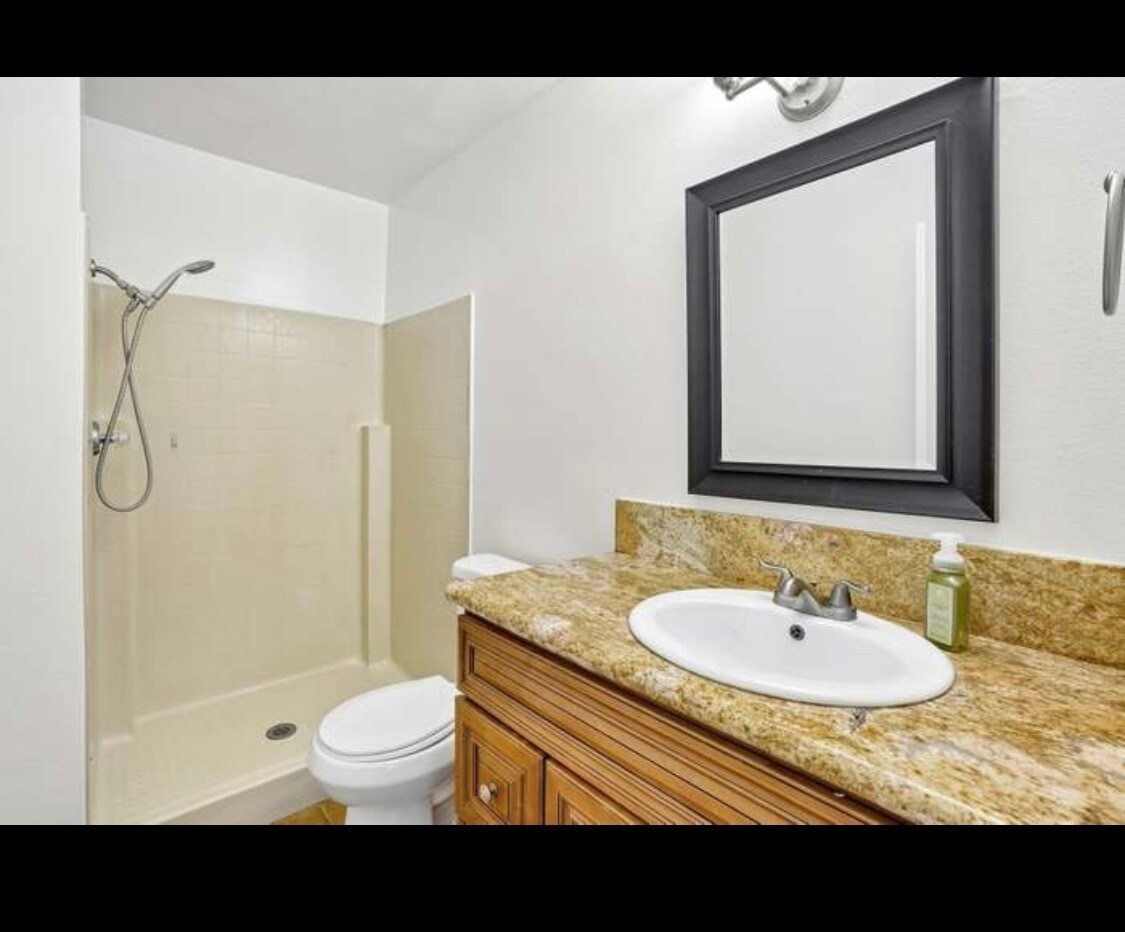 Building Photo - 15210 Shadybend Dr