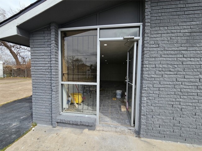 Building Photo - 2116 Lockwood Dr