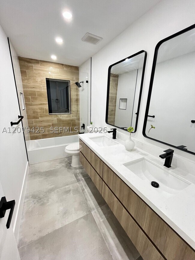 Building Photo - 3352 Lakeview Dr