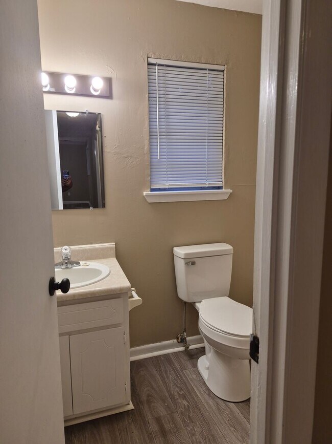 Building Photo - 145 Deerwood Ct