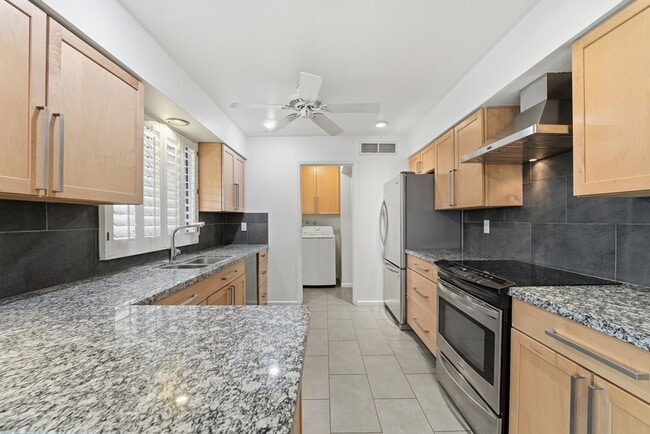 Building Photo - Welcome to this beautiful 5-bedroom, 3-bathroom home in Tempe Arizona!