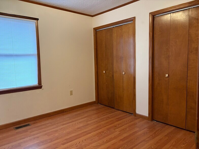 Building Photo - 812 E Maple St