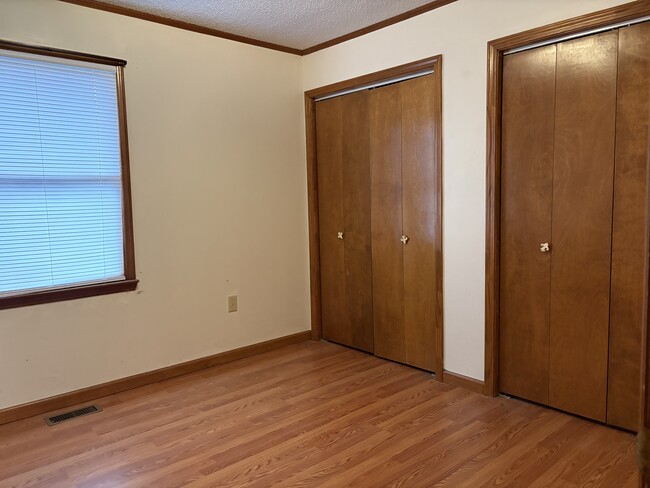 Building Photo - 812 E Maple St