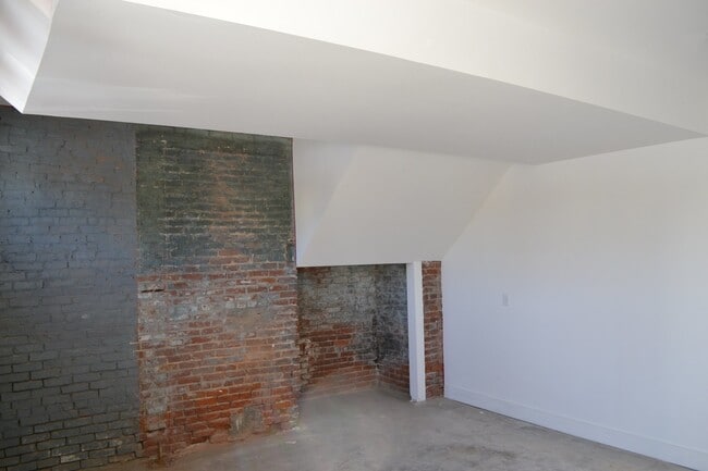 Building Photo - Historic carriage house renovated into a loft apartment! 1 bed 1 bath! Close to downtown