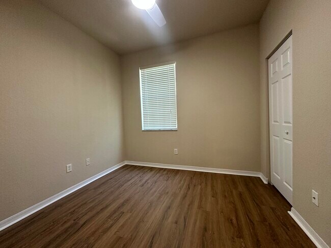 Building Photo - 3041 SE Lexington Lakes Dr