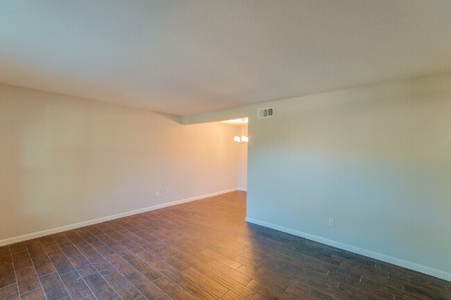 Building Photo - 2 BEDROOM/2 BATH FABULOUS LOCATION AT THE DESIRABLE ENERGY CORRIDOR