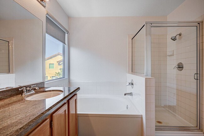 Building Photo - 3 BEDROOM + POOL IN DESIRABLE PECCOLE RANC...