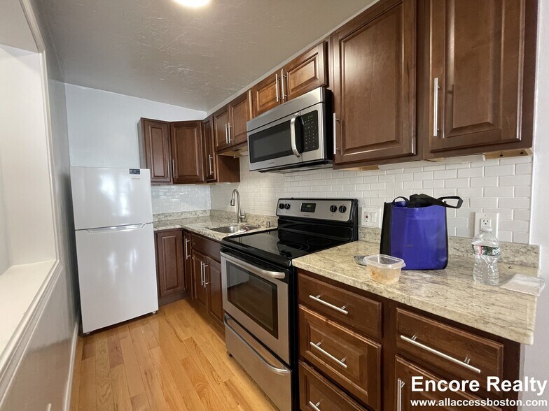 Building Photo - 108 Peterborough St