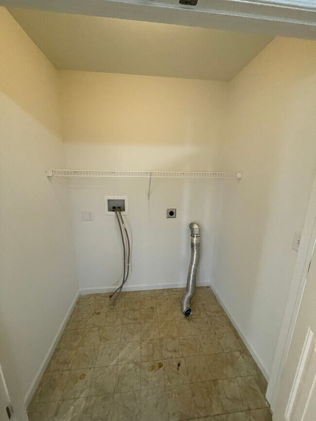 Building Photo - Updated 3 Bed 3 Bath Townhouse in Marietta!