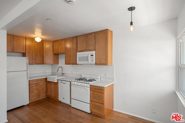 Building Photo - 2231 Laverna Ave