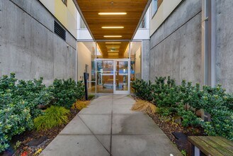 Building Photo - Light & bright 1-bdrm/1-bath condo in desi...