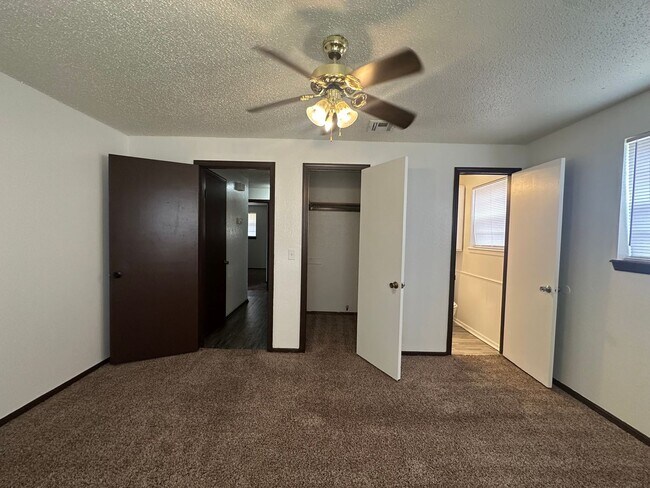 Building Photo - Spacious 4 bed, 1.5 bath