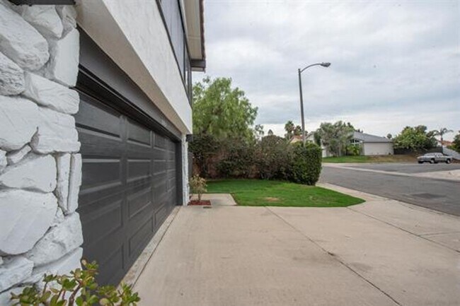Building Photo - Encinitas 4br  2 car garage granite kitchen Huge Yard Home Remodeled TEXT 858-774-1574 $6290