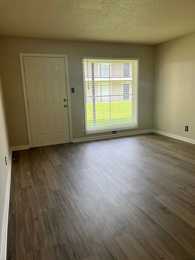 Building Photo - 1 Bed / 1 Bath Apartment
