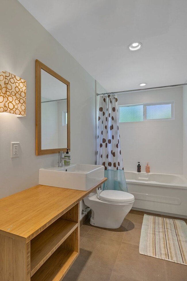 Building Photo - Great modern home located on Mercer Island