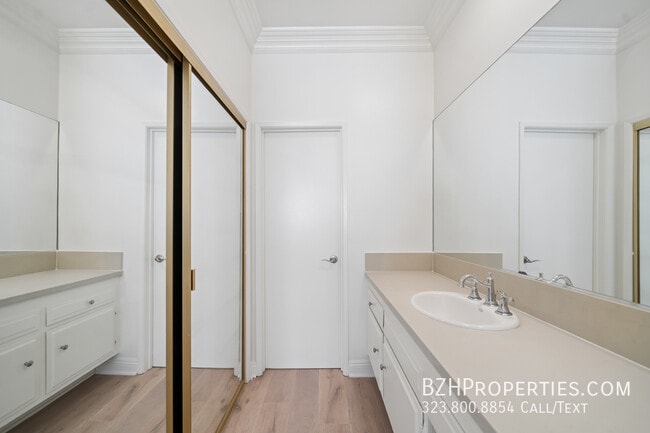 Building Photo - 333 S Elm Dr