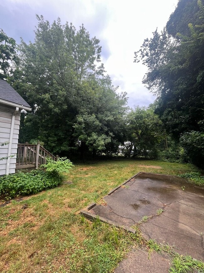 Building Photo - Section 8 Accepted! Spacious Newly Renovat...