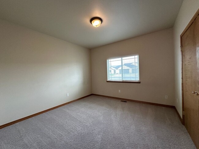 Building Photo - Luxury, One Level Living!