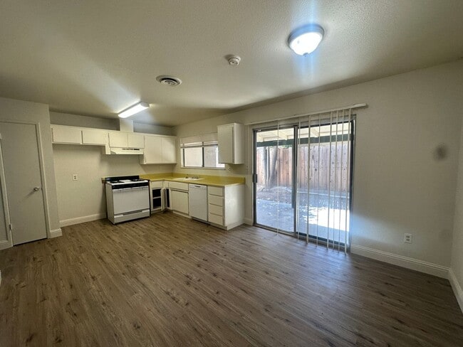 Building Photo - 1701 Ortega Dr