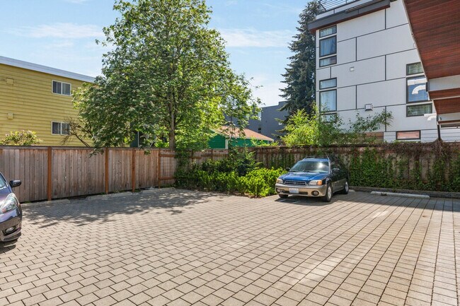 Building Photo - 2114 3rd Ave N