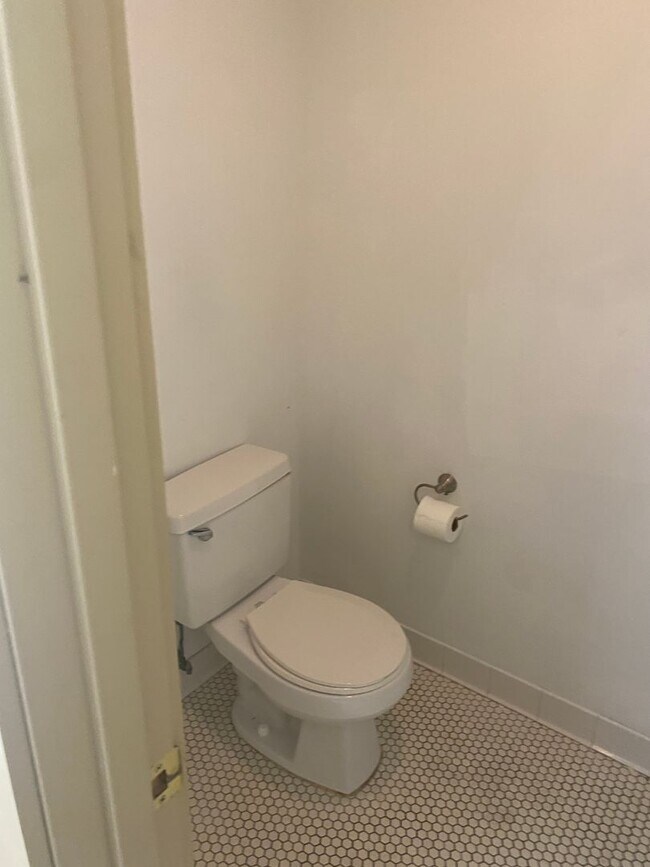 Building Photo - Stunning 2-bed, 1 bath apartment near Card...