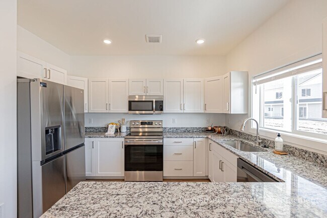 Building Photo - Darling 3 Bed 2.5 bath townhome located in Sugar City, ID