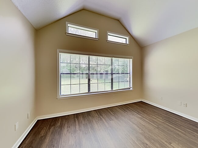 Building Photo - 6771 Oakmoor Cir S
