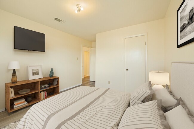 Building Photo - 4330 Willow Beach Dr