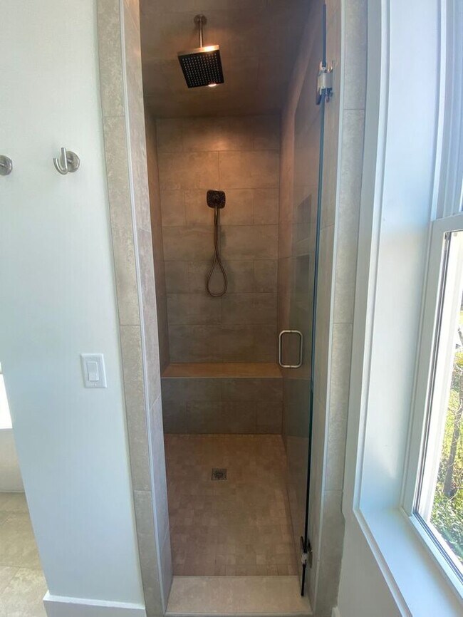 Building Photo - 4 Bed 3 Bath - 4 Min from Downtown - LAWN CARE INCLUDED