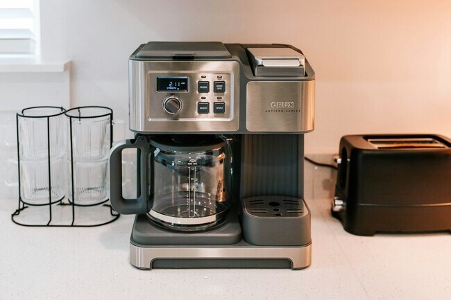 Building Photo - 284 Bailey St