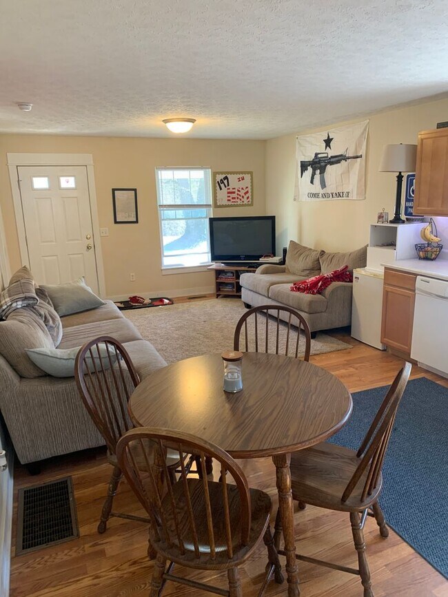 Building Photo - ***AVAILABLE AUGUST 2027*** Bedroom, 2 Bat...