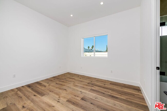 Building Photo - 5044 Laurel Canyon Blvd