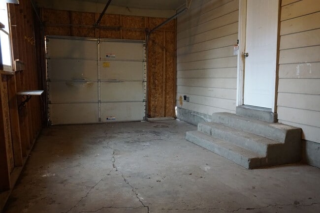 Building Photo - 6 Bedroom Magna Home