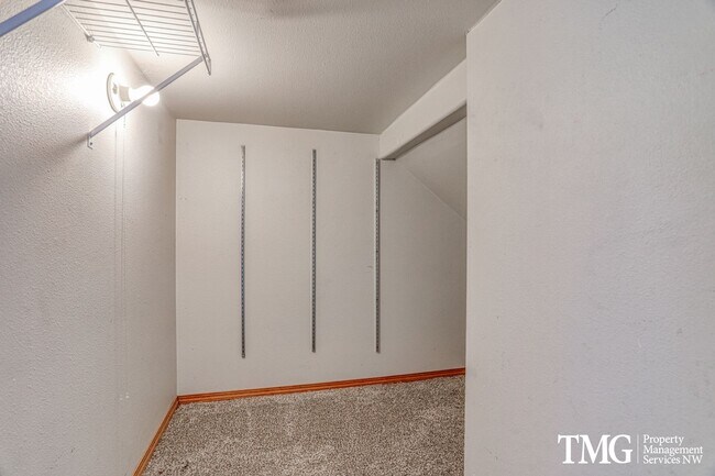 Building Photo - **MI Special: Feb Rent Free!!** 4 Bed 2.5 Bath Home Near Parks, Shopping, and Dining. Main Level ...