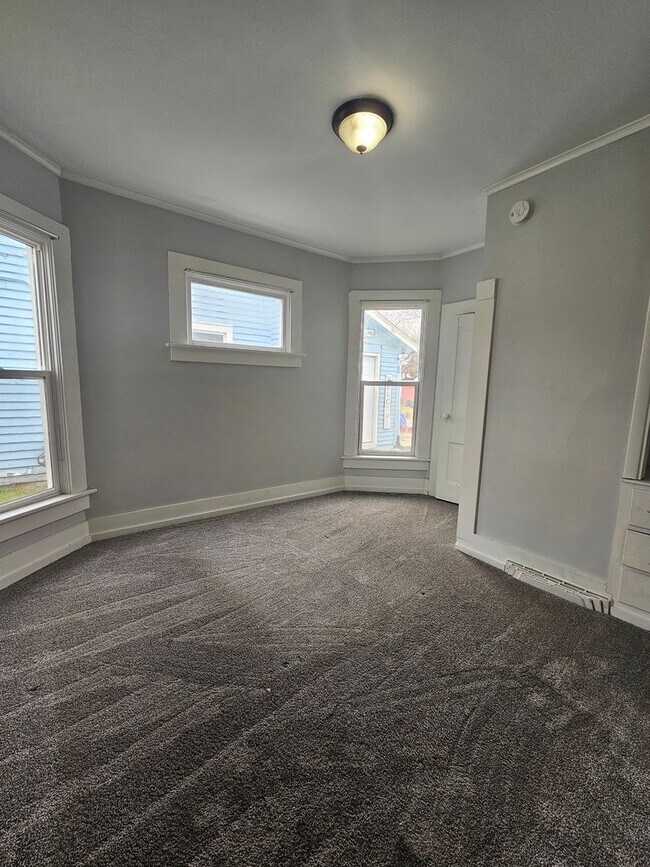 Building Photo - 1215 1/2 E 12th St