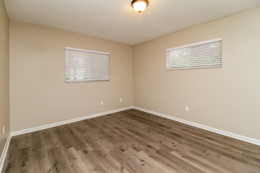 Building Photo - 2701 Kinnon Dr