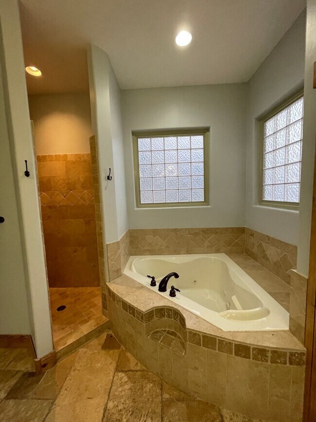 Building Photo - 3 bed 3 bath home - Located just below The...