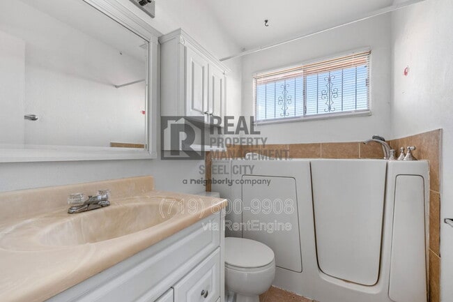 Building Photo - 3211 Fairfield Ln