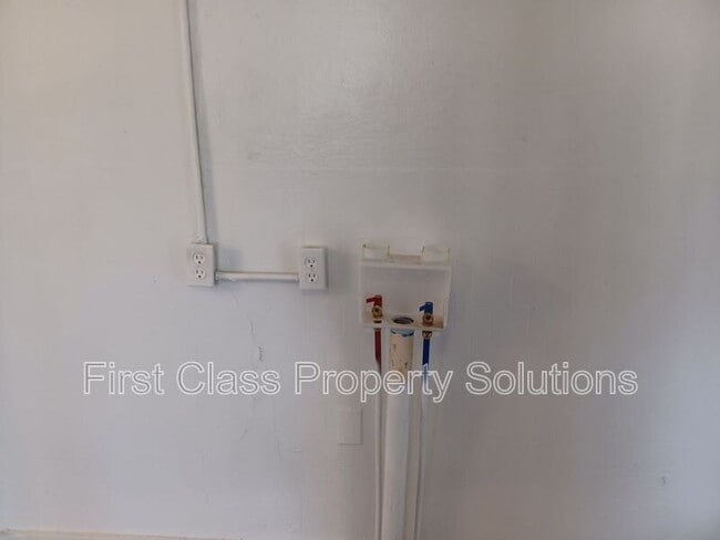 Building Photo - 1701 NE 34th St