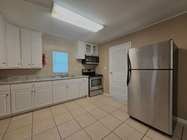 Building Photo - 3 Bedroom Home
