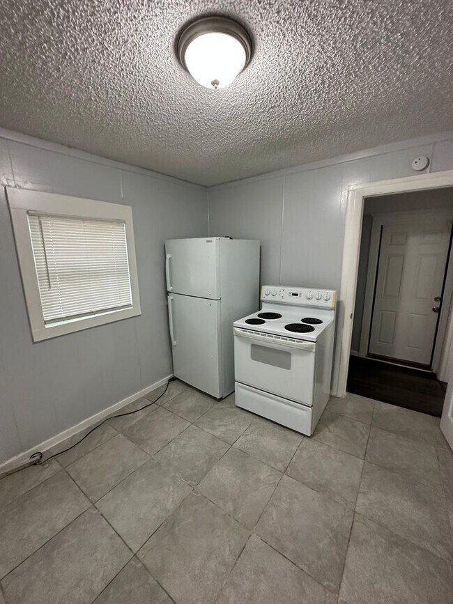 Building Photo - Fully Renovated 2/1 Single Family Available Now!