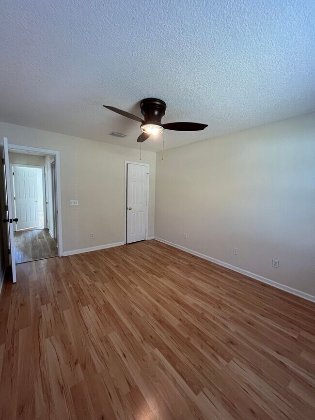 Building Photo - 209 Royal Palms Ave