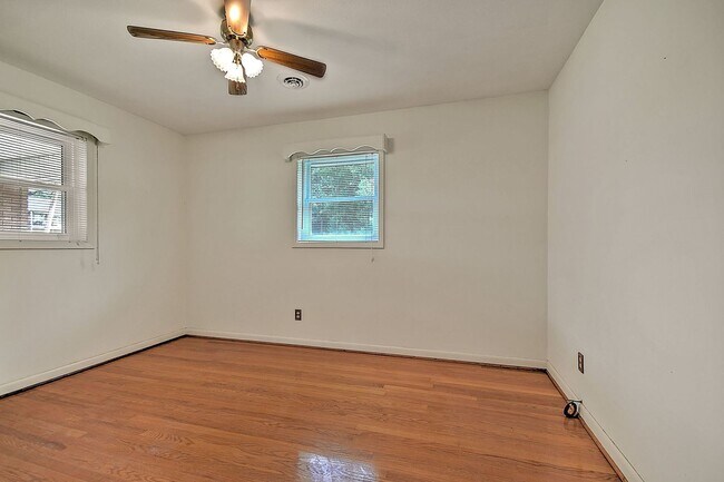Building Photo - 208 Hogan Ave