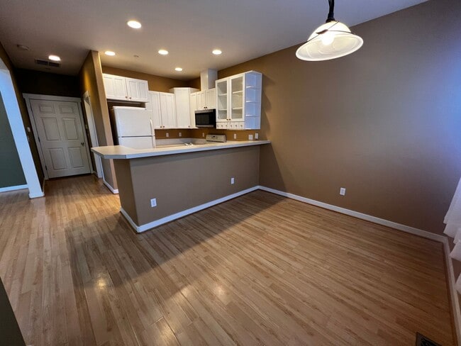 Building Photo - DuPont, 2 bedroom, 2 bath condo with A/C